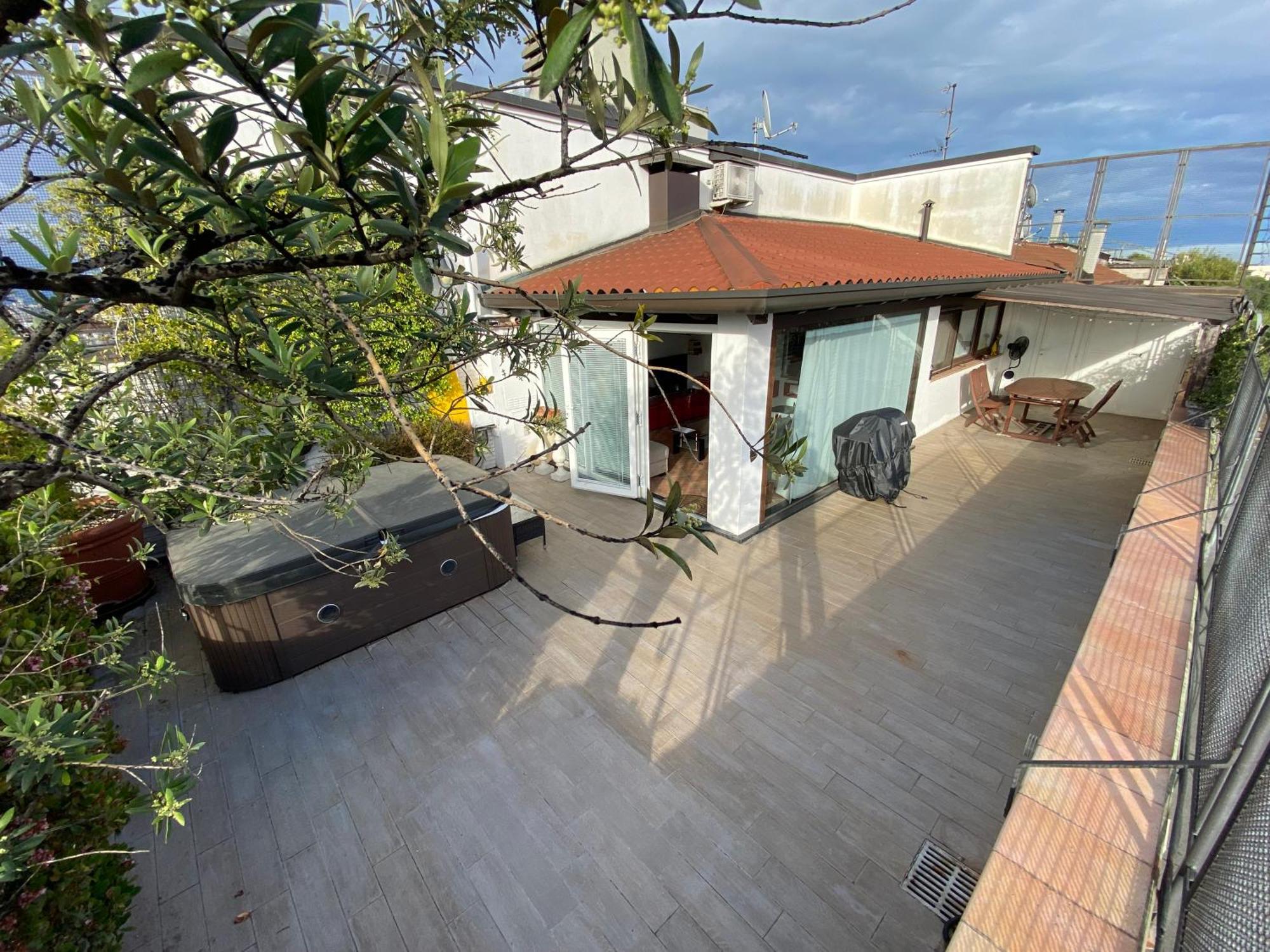 Rooftop Terrace - Elegante Attico Con Idromassaggio Apartment